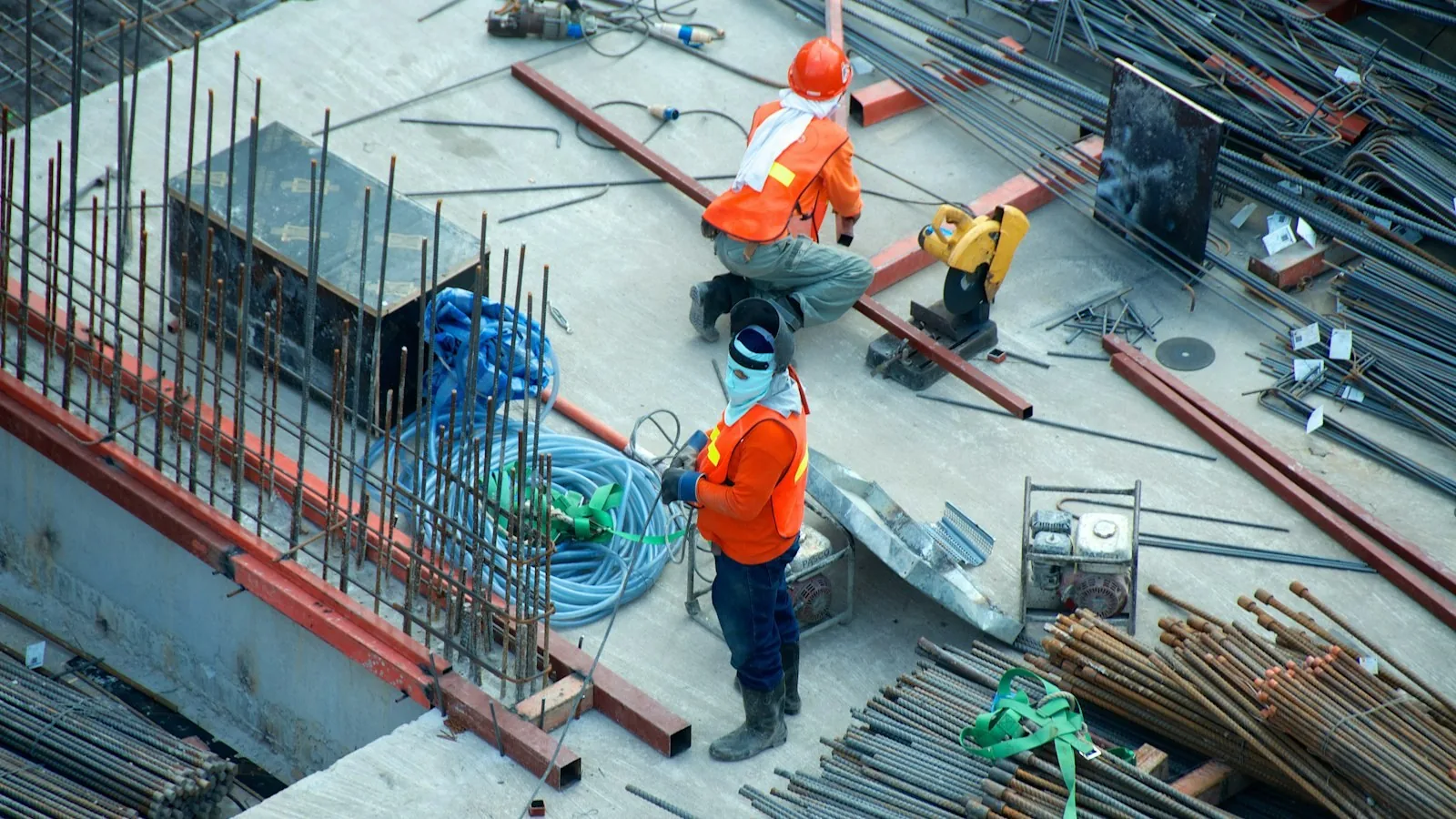 Byggearbeidere på en byggeplass