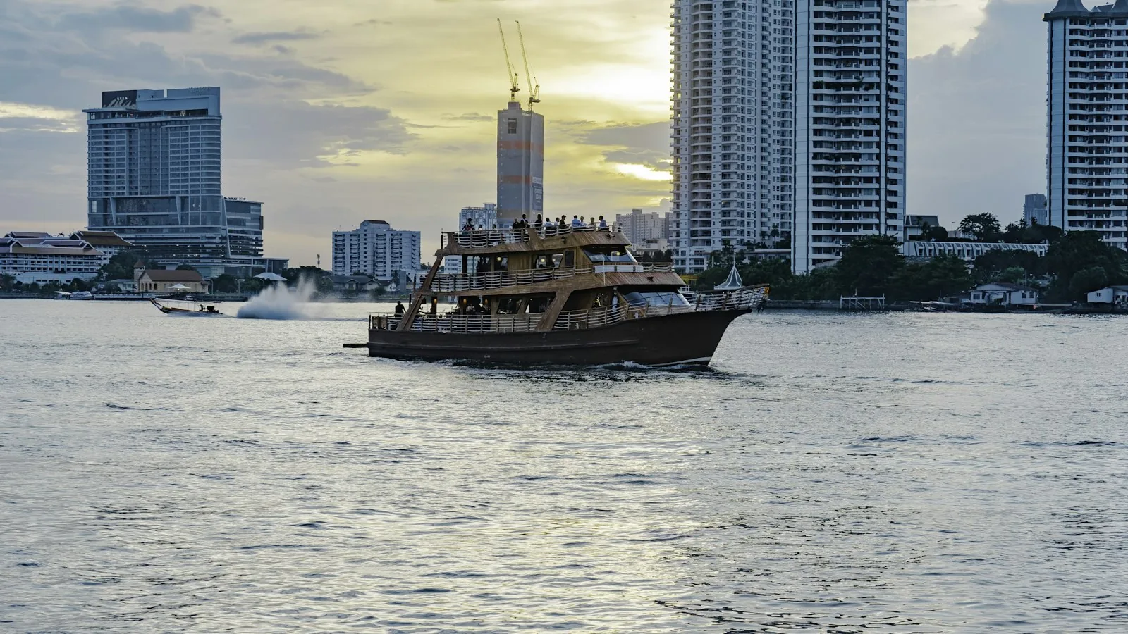 Passasjerbåt på Chao Phraya-elven i Bangkok