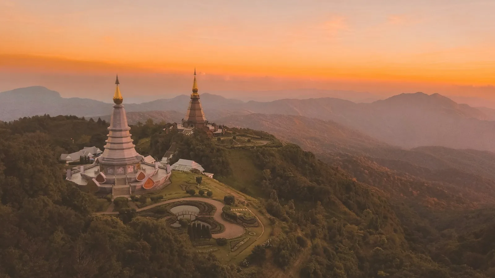 Det hvite tempelet Wat Rong Khun i Chiang Rai sett ovenfra