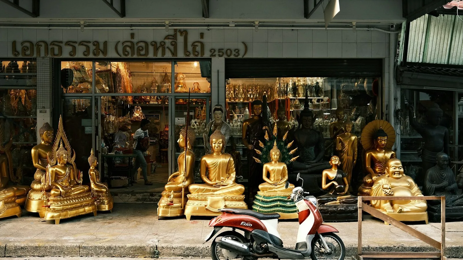 Scooter parkert foran en butikk i Thailand