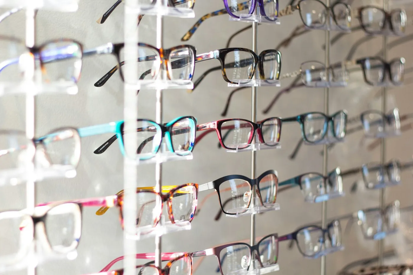 Brilleinnfatninger i et stativ hos optiker