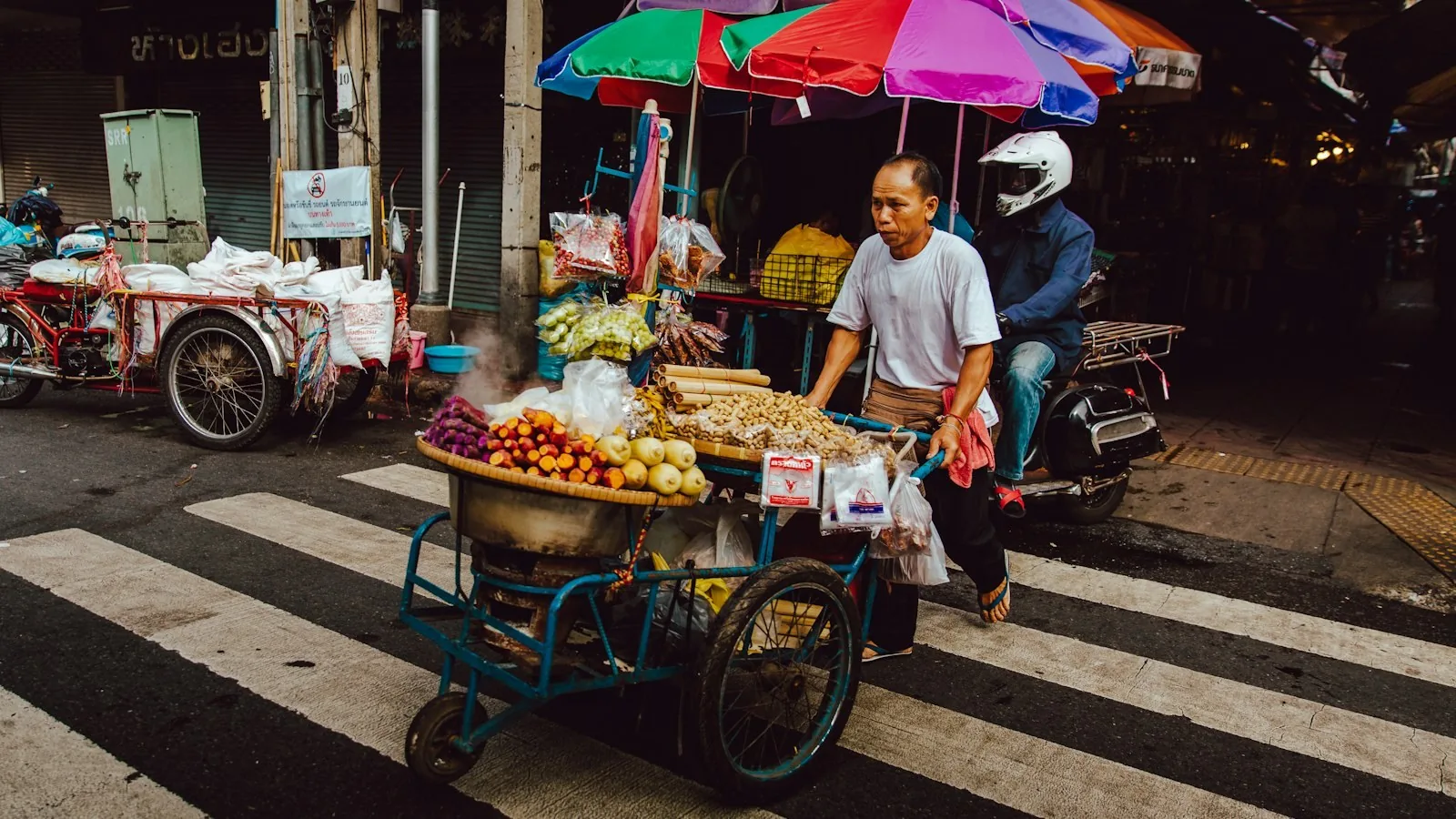Gateselger med vogn i Bangkok