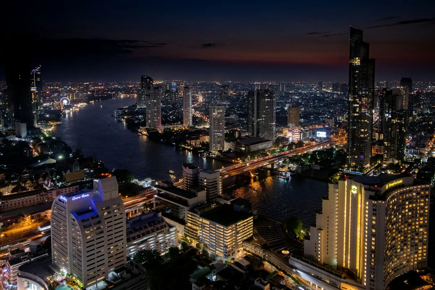 Bangkok by night med elven Chao Phraya