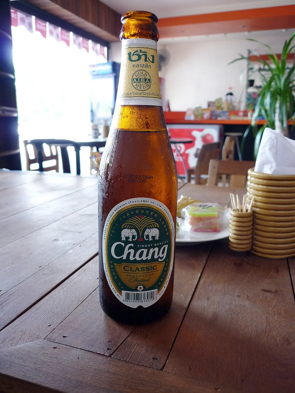 Flaske Chang Classic på et kafébord