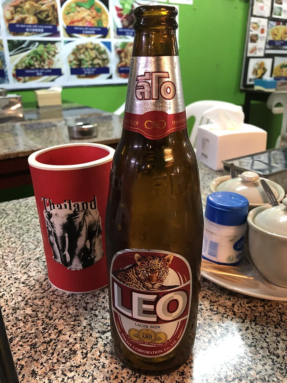 Flaske Leo på bordet i en thailandsk restaurant