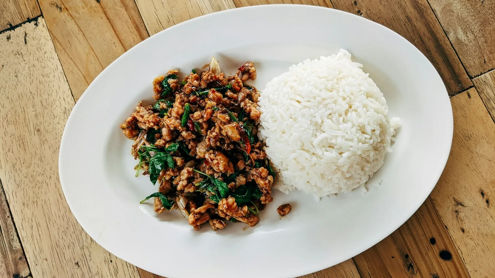 Pad kra pao med ris