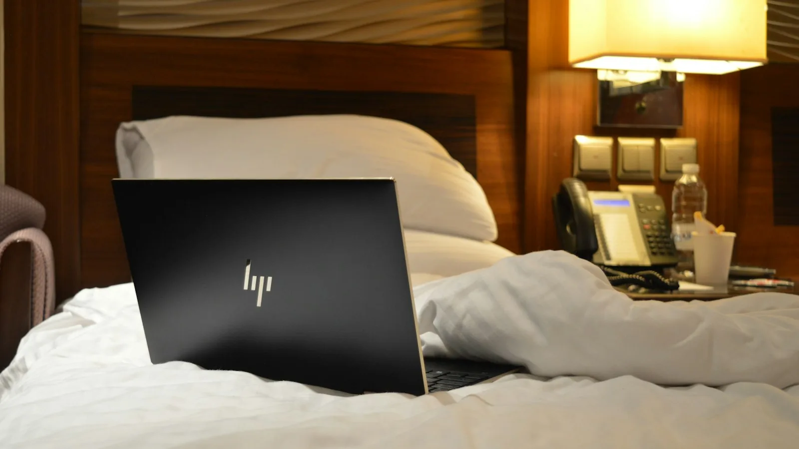 Bærbar PC på sengen i et hotellrom