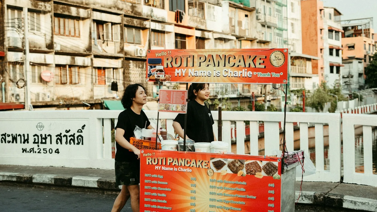Gatevogn som selger roti i Thailand