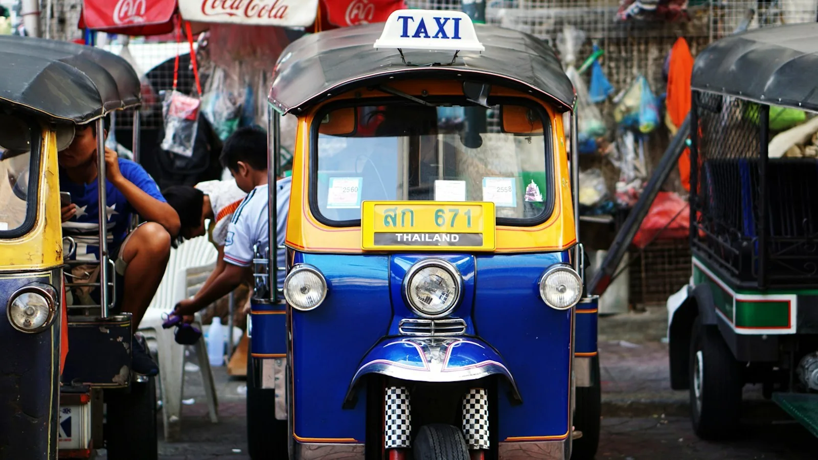 Tuk-tuk med taxiskilt i Bangkok