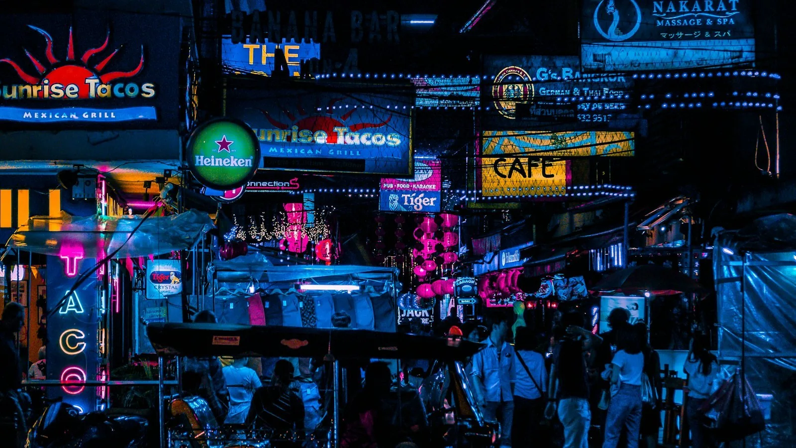Neonskilt og folkeliv på Khao San Road om kvelden