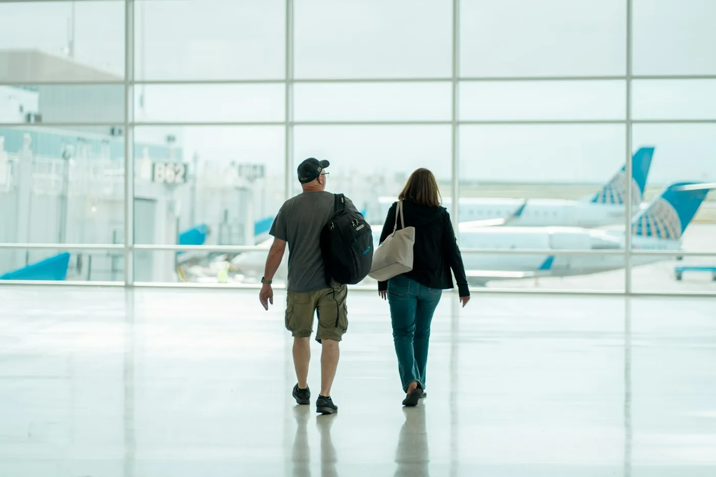 Par som går gjennom en flyplassterminal
