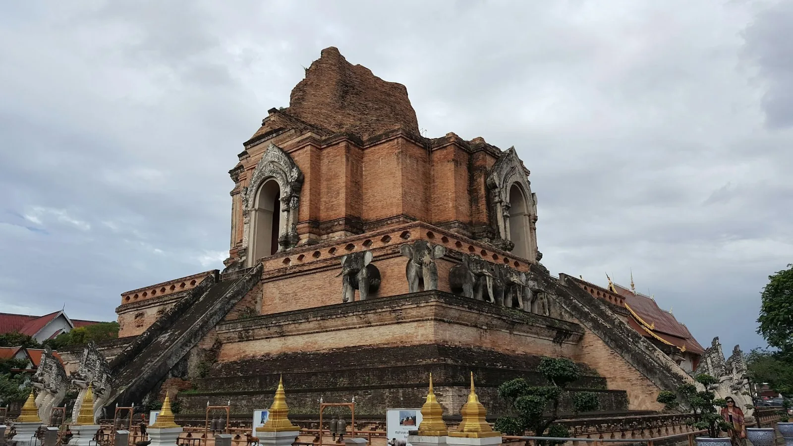 Wat Chedi Luang i gamlebyen i Chiang Mai