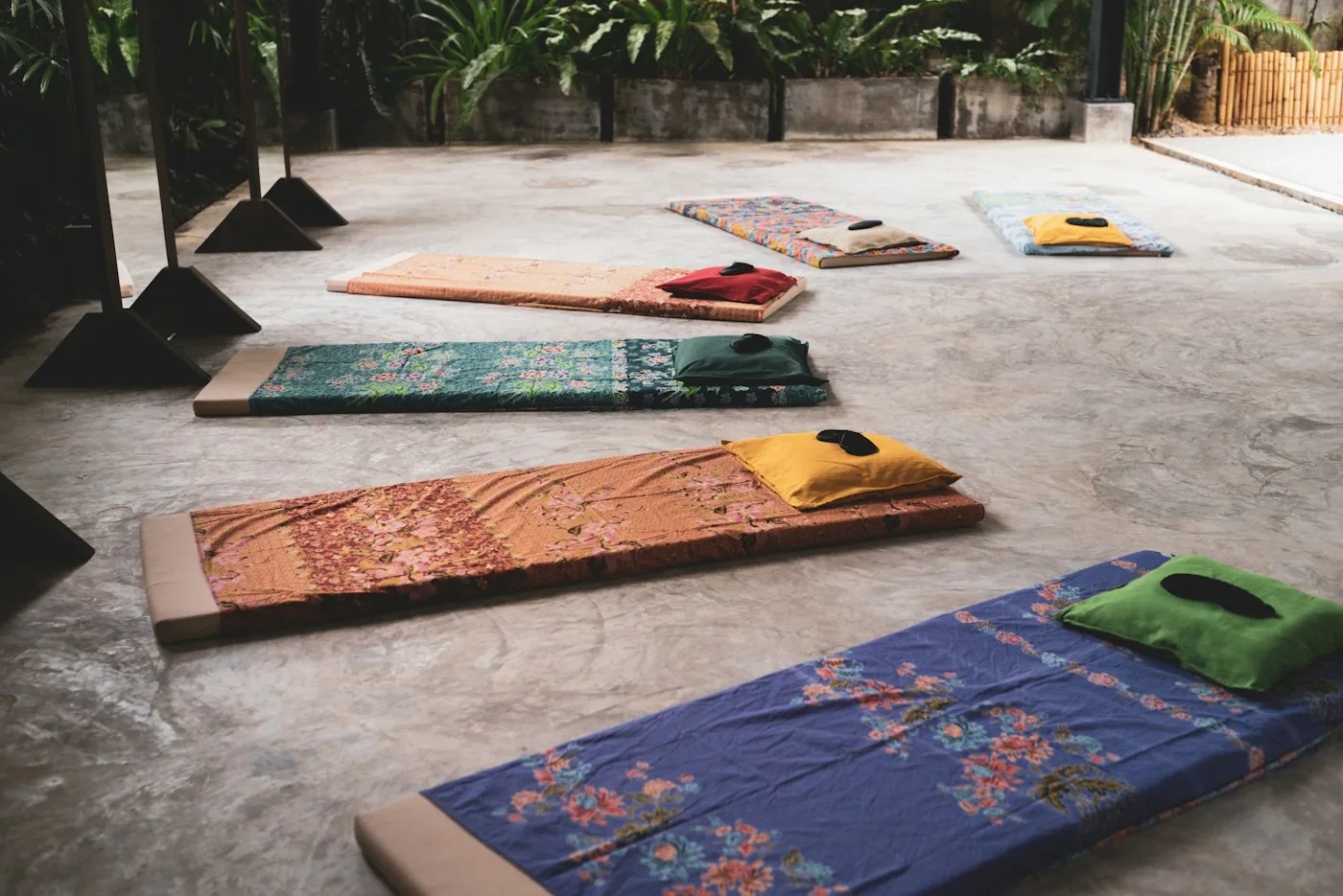 Yogamatter i et tropisk studio