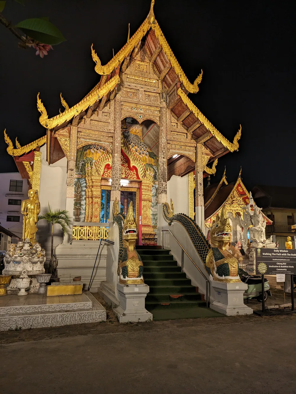 Bilde av et lite tempel midt i gamlebyen i Chiang Mai