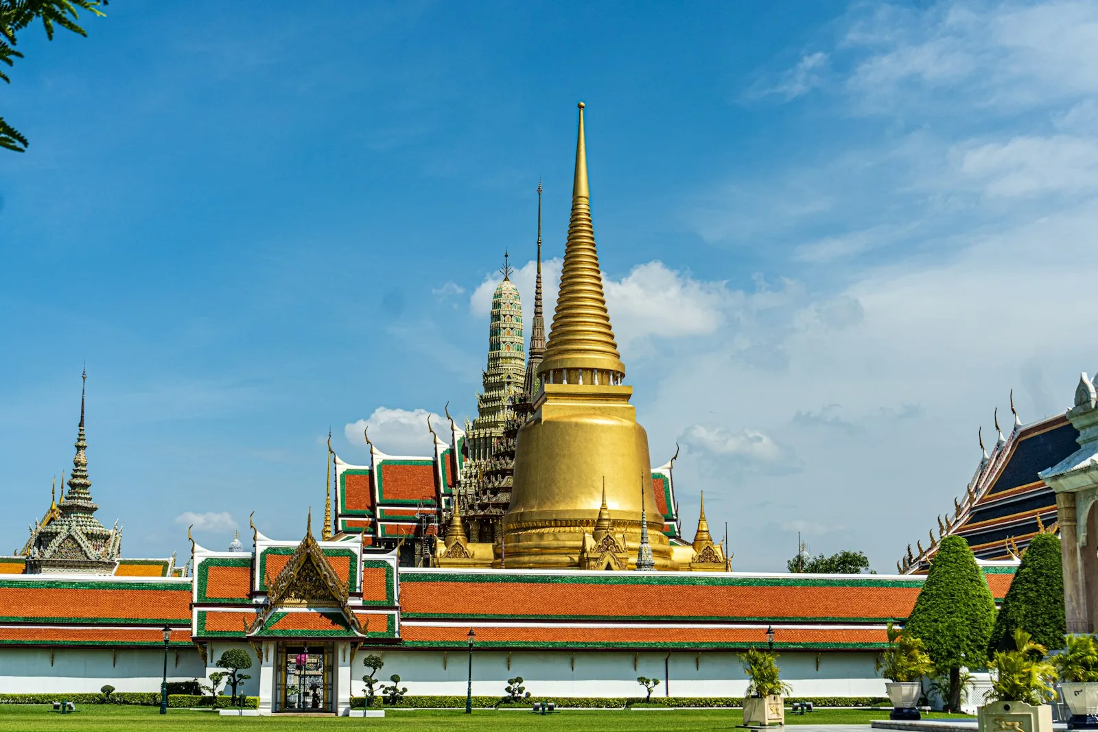Gyllent og rødt tempel under blå himmel i Bangkok
