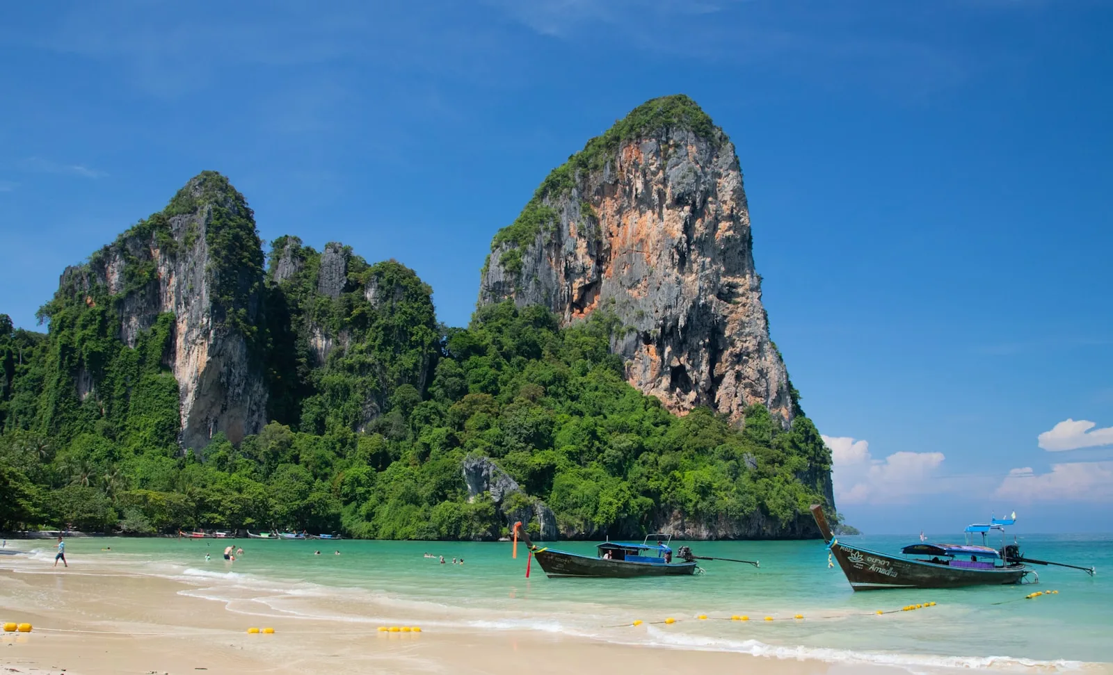 Strand med longtailbåter og klipper i Krabi