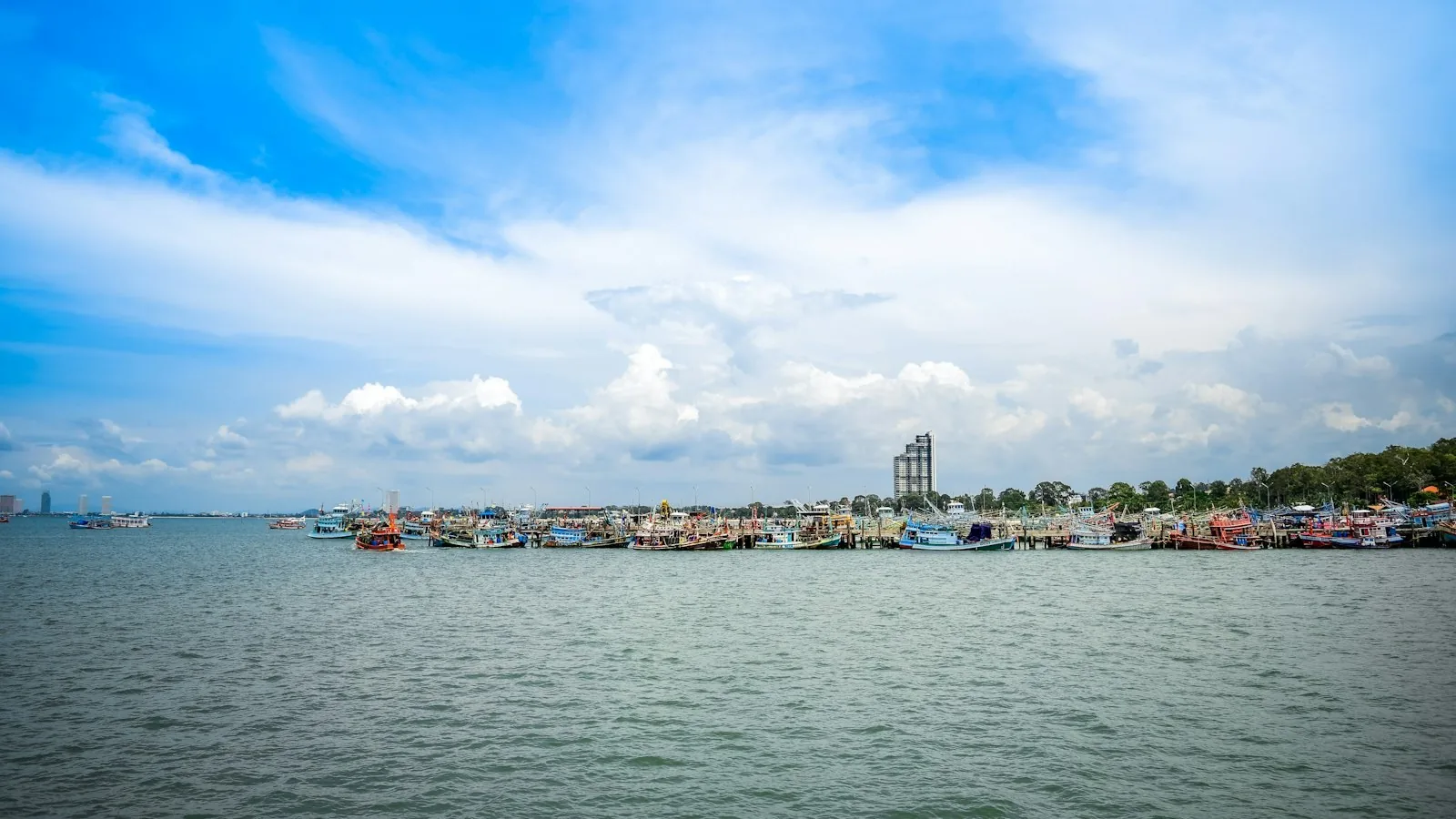 Fiskebåter i havnen på østkysten sør for Pattaya