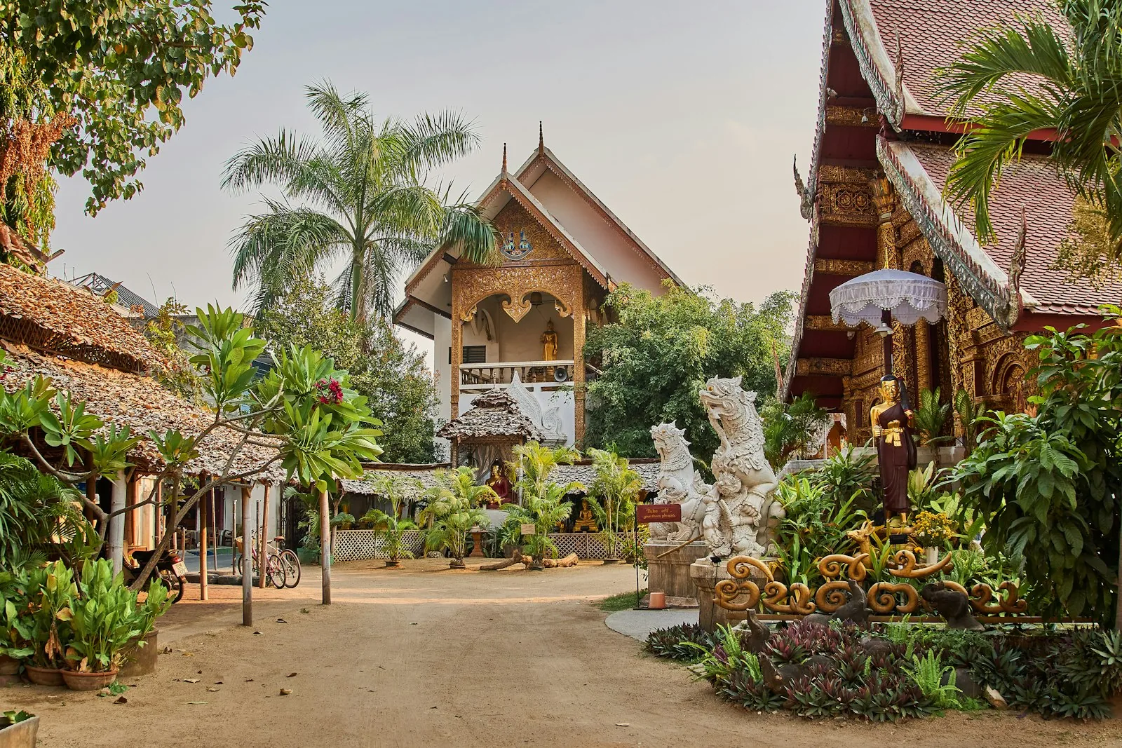 Tradisjonell teakbygning omgitt av grønt i Chiang Mai