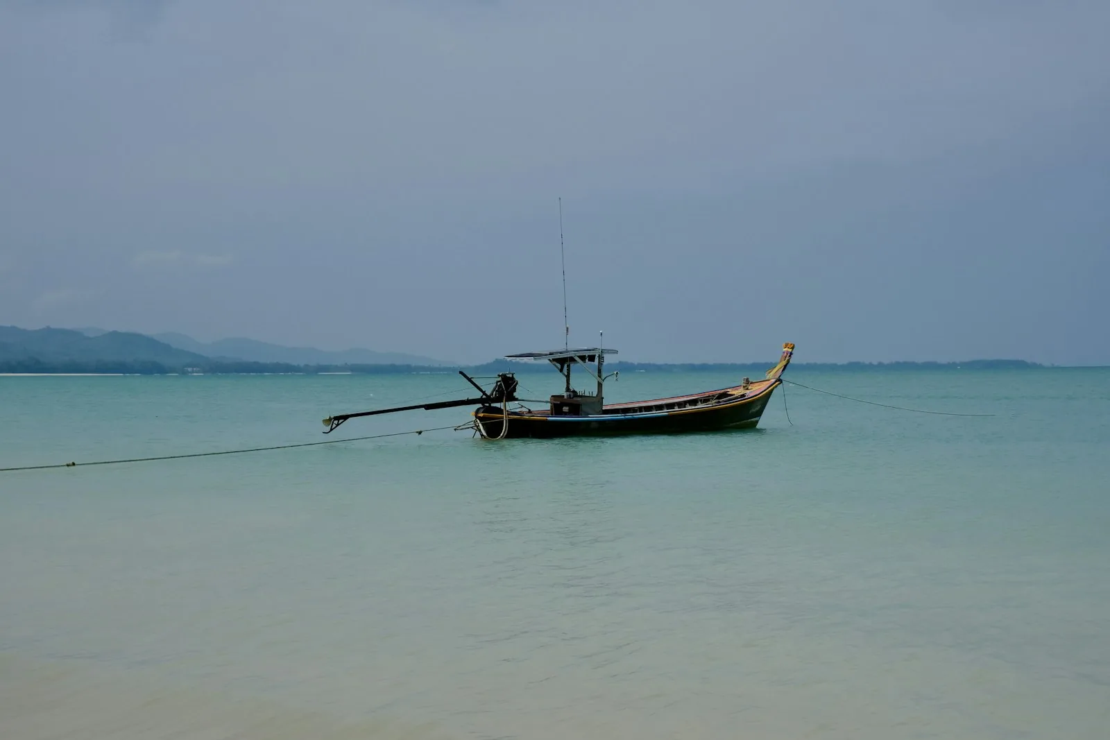 Longtailbaat paa stille hav utenfor Khao Lak