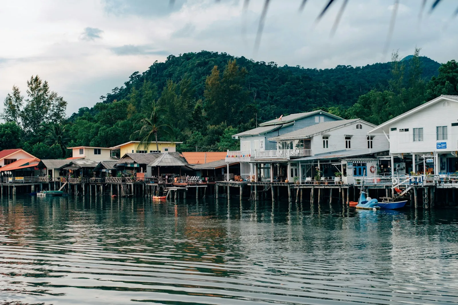 Hus ved vannkanten på Koh Chang