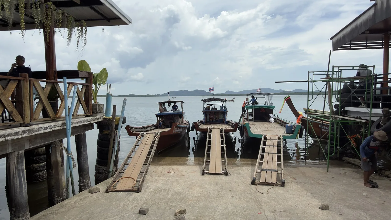 Longtailbåter ved Laem Kruat-bryggen i Krabi