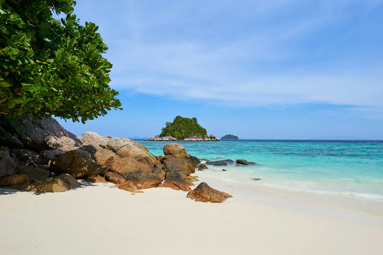 Klippekyst og turkist hav ved Koh Lipe