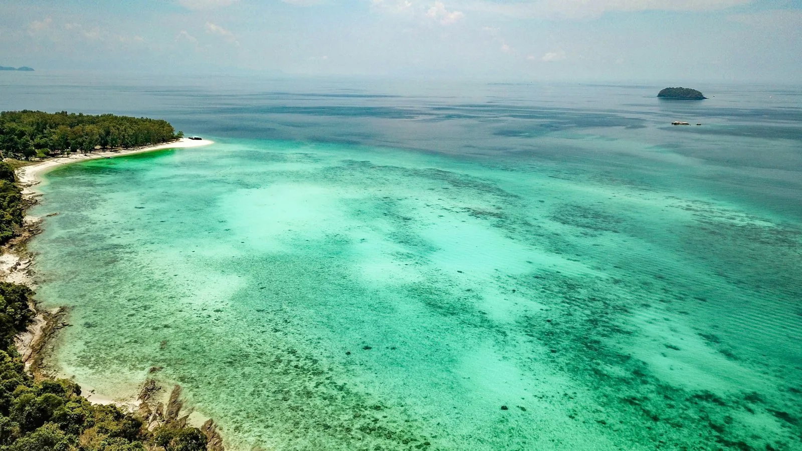 Turkist vann og hvit strand sett fra luften