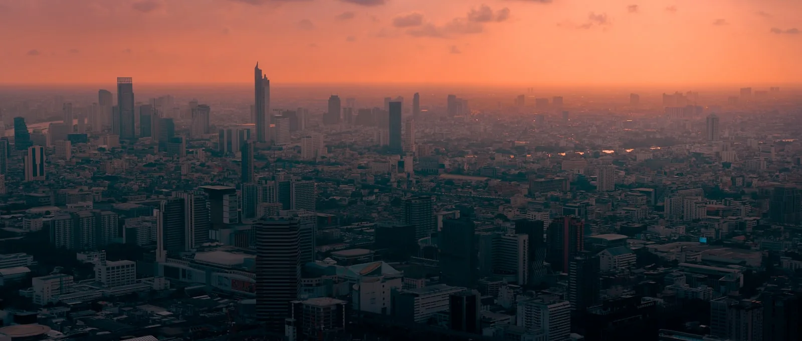 Utsikt over Bangkok i disig kveldslys