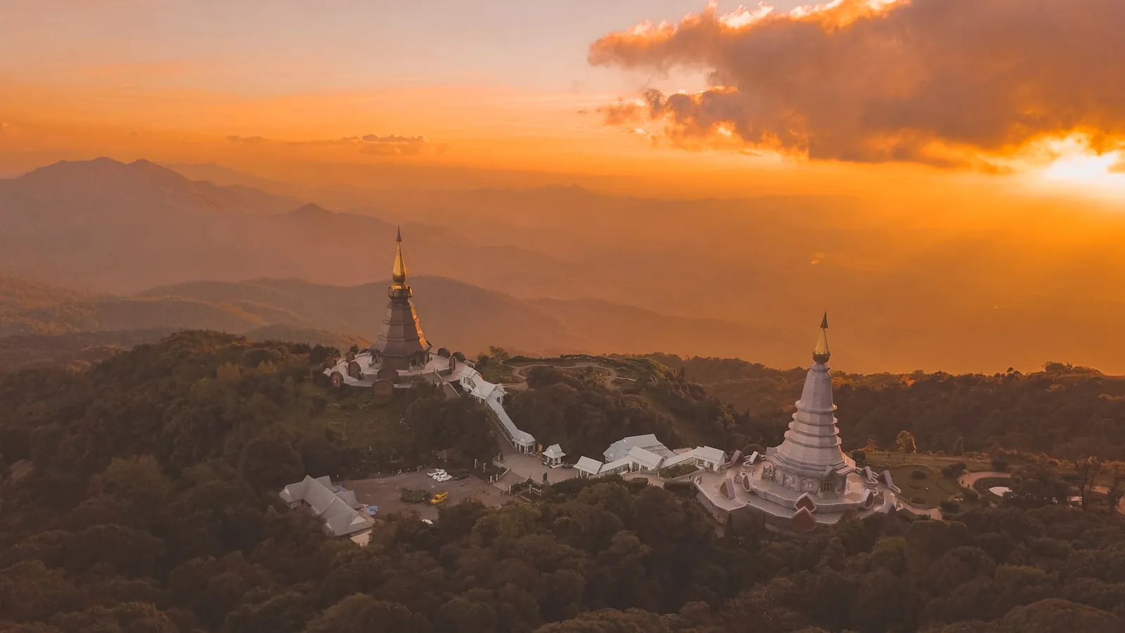 Templer i gyllent kveldslys i Nord-Thailand