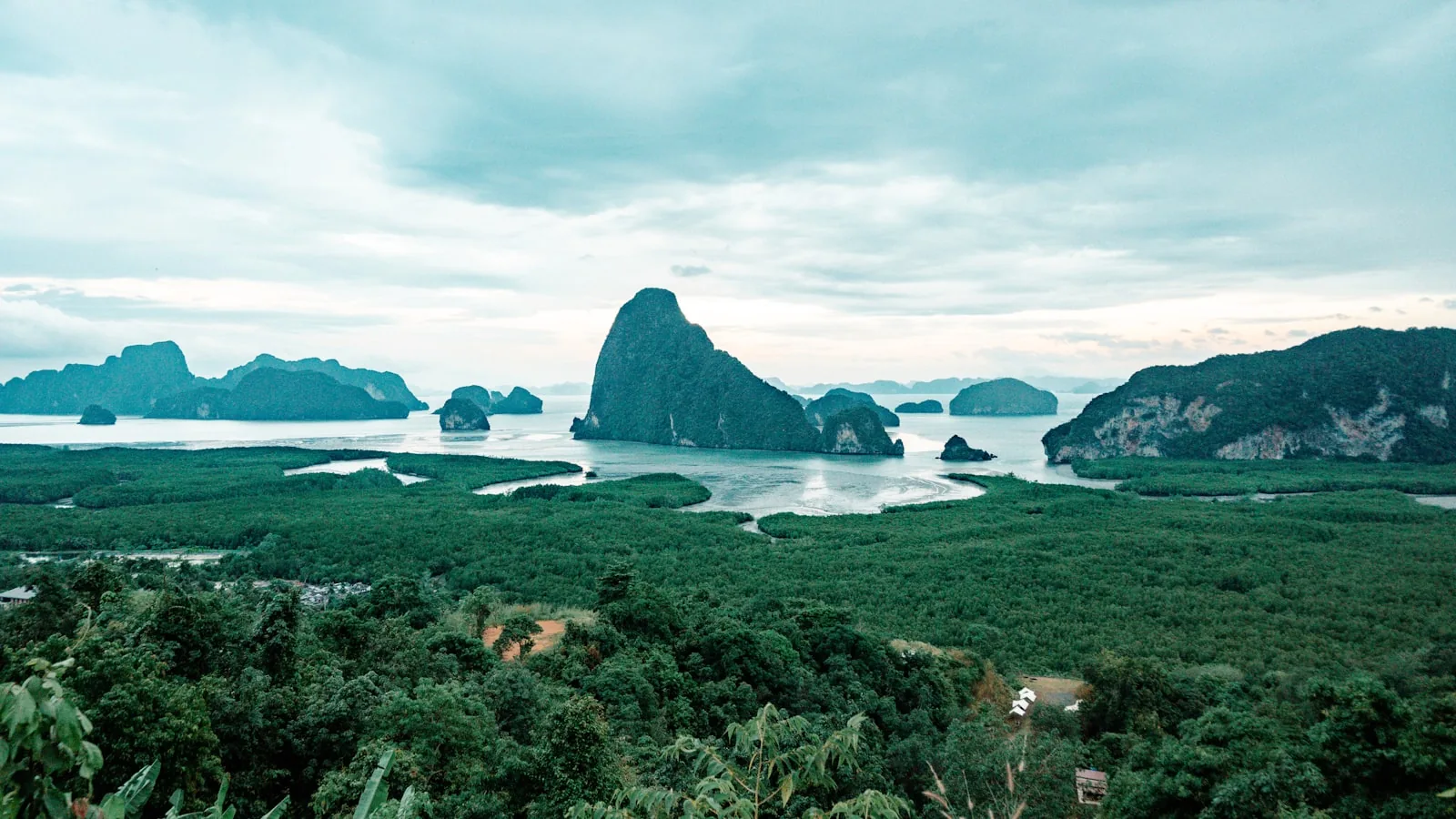 Kalksteinsoyene i Phang Nga-bukta sett fra utsiktspunkt