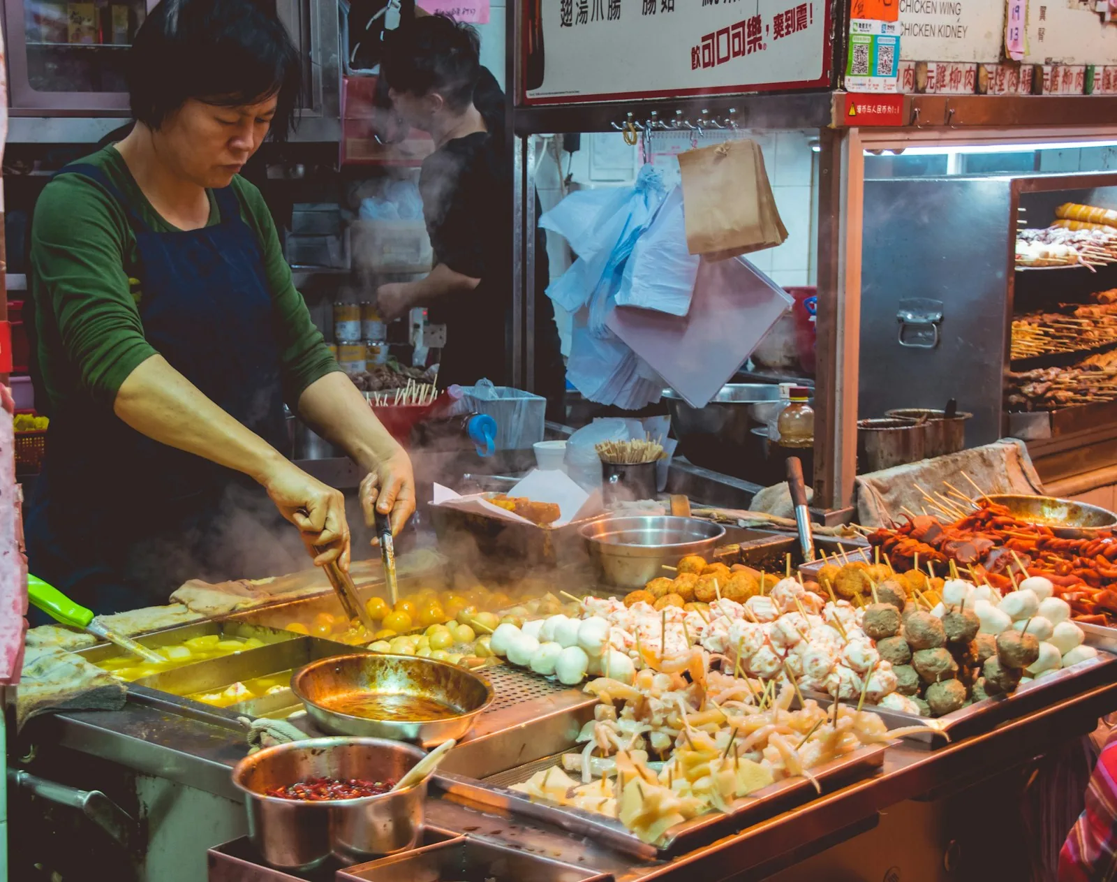 Gatekjøkken med wok i full fyr i Thailand