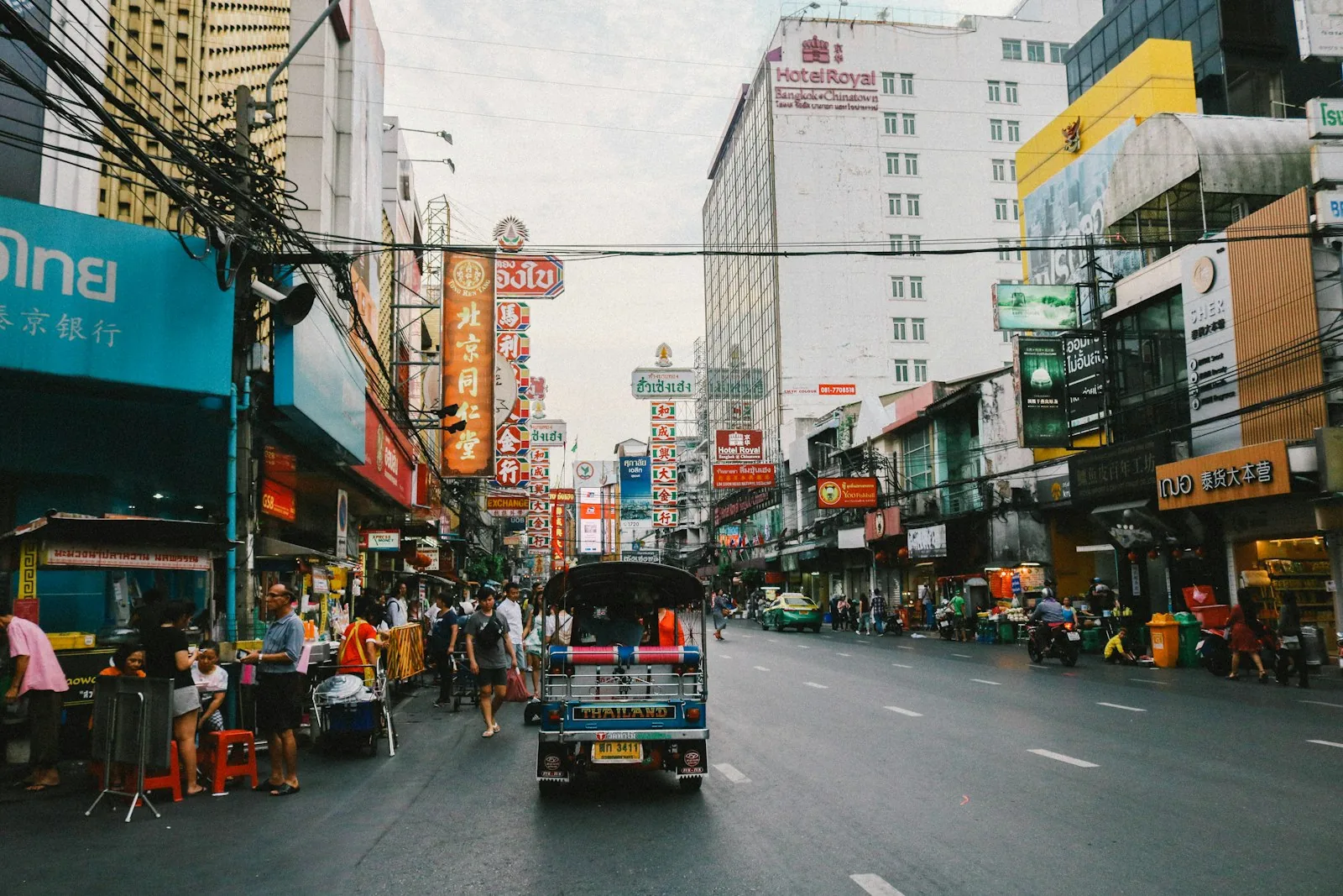 Gatetrafikk mellom høyhusene i Bangkok