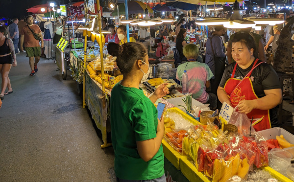 Et lite nattmarked utenfor Maya Mall i Chiang Mai