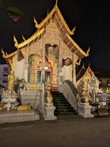 Bilde av et lite tempel midt i gamlebyen i Chiang Mai